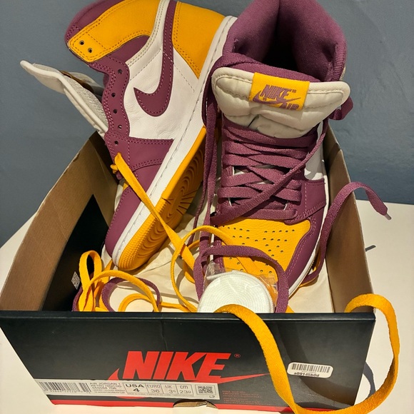New Never worn Nike Kids Sneakers Purple Yellow White